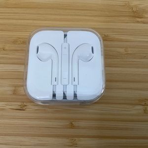 Apple iPhone White Genuine Aux Cord Plug Wired Ear Buds Headphones